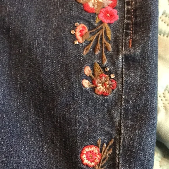 ❤️ (20)ladies size 28 waist embellished crop jeans by Kate spade. Like new - Picture 14 of 16